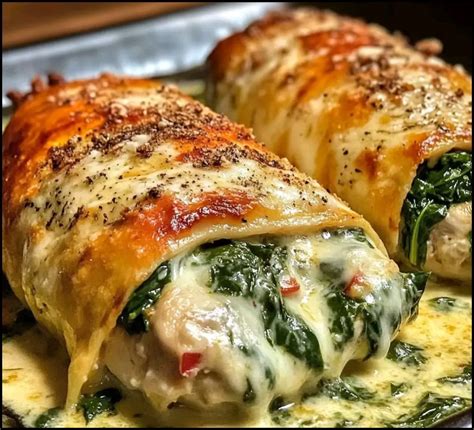 Proceso de enrollado de la pechuga de pollo rellena, asegurándola con hilo de cocina.