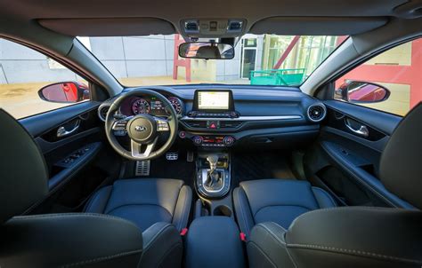 Interior del Kia Forte 2019 con pantalla flotante