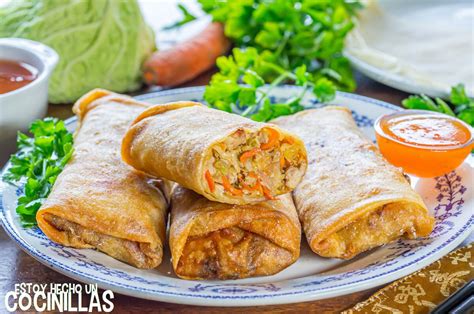 Primer plano de los ingredientes frescos para el relleno de rollitos de primavera