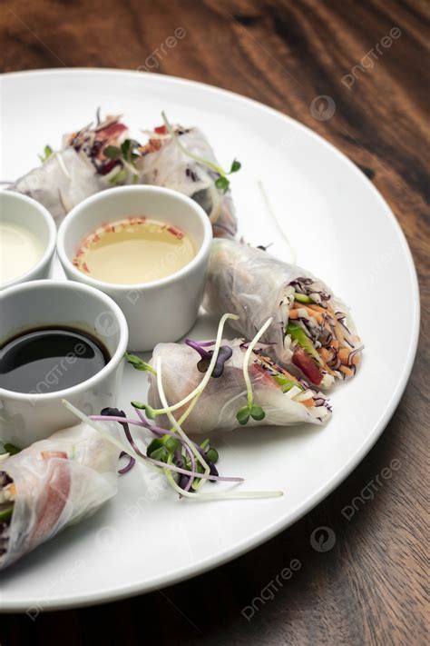 Variedad de salsas para mojar rollitos de primavera