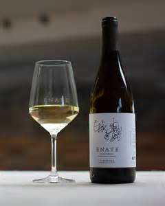 Esquema comparativo entre un Chardonnay joven y uno con crianza en barrica indicando notas de cata