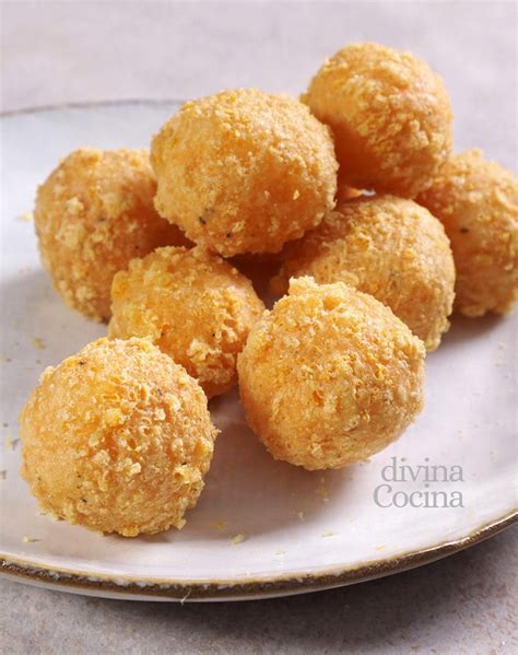 Ingredientes para preparar bolitas de sushi fritas en panko sobre una tabla de cortar, con arroz, pollo, queso crema, huevo, harina y panko en recipientes