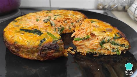 Foto de tortilla de espinaca y zanahoria con ingredientes a su alrededor