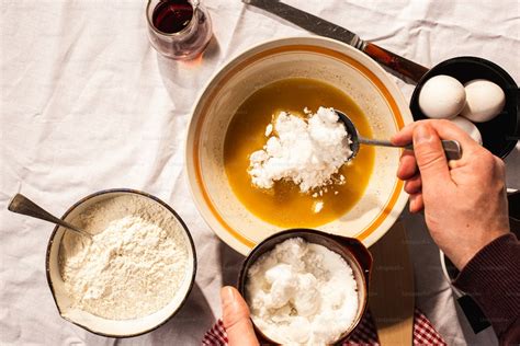 primer plano de los ingredientes del relleno mezclándose en un bol