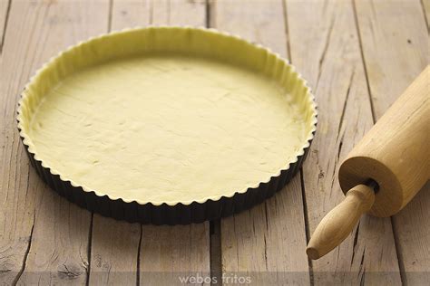 masa de tarta estirada en un molde