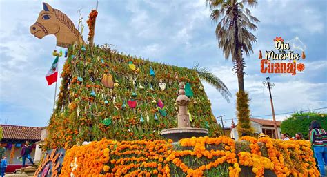 Temático: altar de Día de Muertos en Cuanajo, Michoacán, con abundancia de frutas y pequeños caballitos