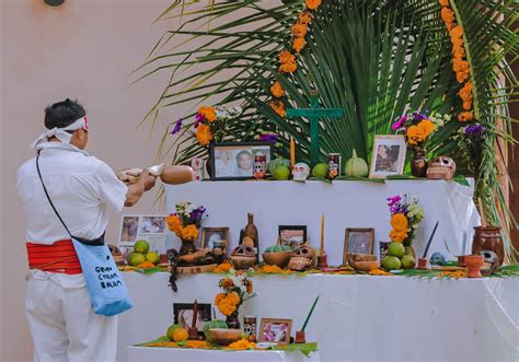 Fotografía: altar de Hanal Pixán con ofrendas y decoraciones coloridas