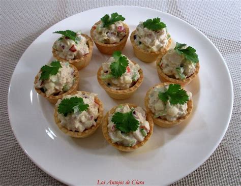 Tartaletas rellenas con la mezcla de palmitos y decoradas.
