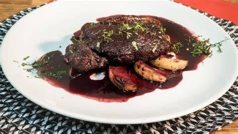 Bife de chorizo con salsa de vino y papines andinos emplatado