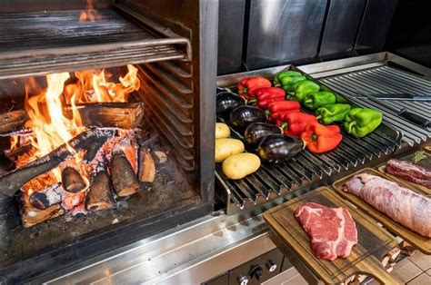 Interior de una parrilla argentina de renombre, con clientes disfrutando de la comida