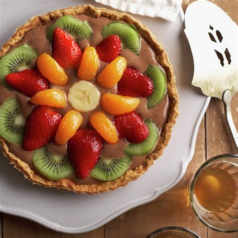 Tarta de plátano con cobertura de fudge de chocolate y frutas