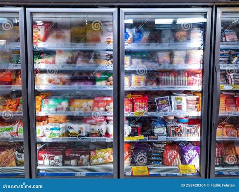 Fotografía de una nevera de supermercado con distintos cortes de carne de res