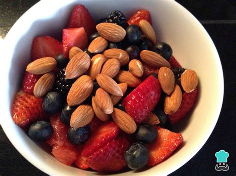 Primer plano de la Granola Berries Da’Oro, mostrando la avena, frutos rojos y almendras.