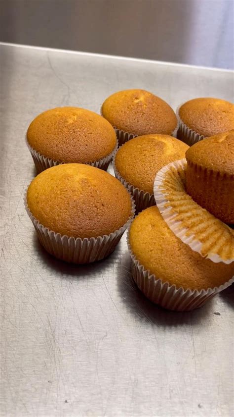 imagen de quequitos o muffins de camote listos para servir.