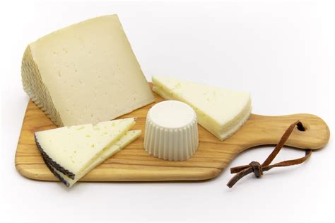 Ilustración de un queso fresco y un queso curado, contrastando su apariencia.