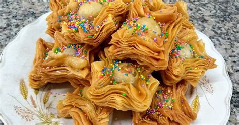 Fotografía apetitosa de pastelitos criollos argentinos dorados y glaseados con almíbar