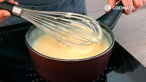 Cazo con la crema de limón espesando a fuego medio.