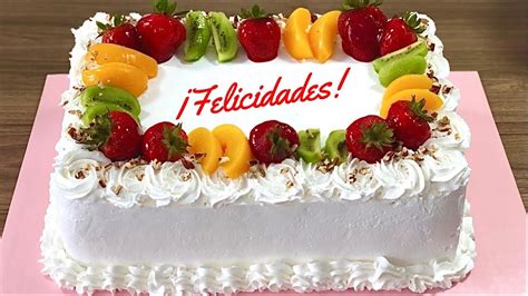 Ilustración de un pastel tres leches decorado con frutas rojas y crema chantilly