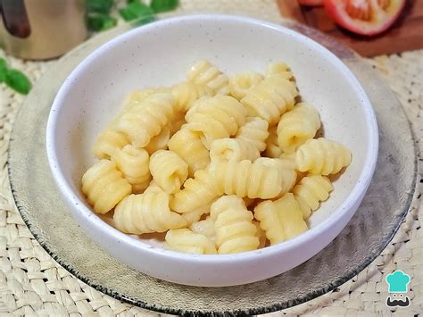 Formación de los ñoquis de ricota cortando cilindros de masa