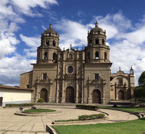 Imagen de un convento histórico en Perú