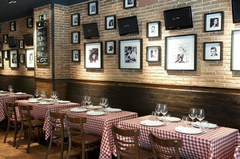 Interior elegante de un restaurante italiano con horno de leña para pizzas