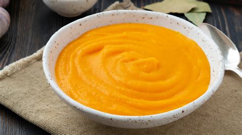 Puré de zapallo y camote recién preparados en tazones