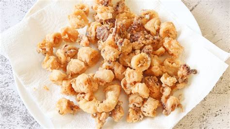 Picarones dorados y recién fritos sobre papel absorbente