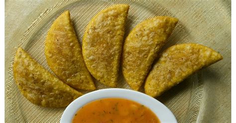 Empanadas de verde con camarón listas para freír