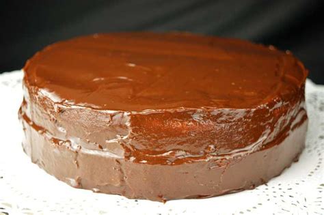 Ganache de chocolate brillante cubriendo una tarta