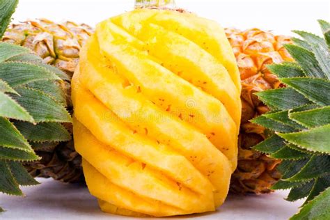Imagen de una piña madura y trozos de su piel listos para fermentar.