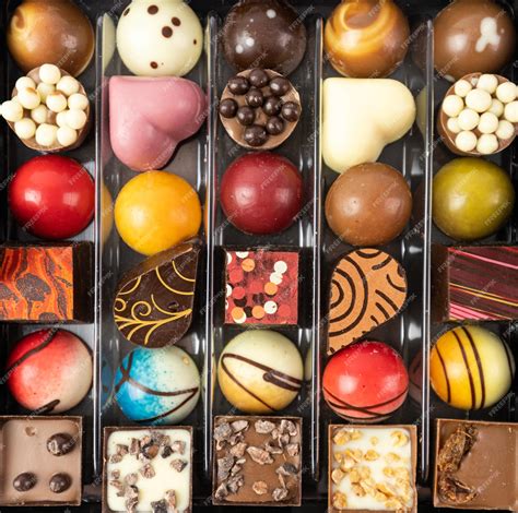 Ilustración de diferentes tipos de chocolates artesanales como trufas, bombones y tabletas.
