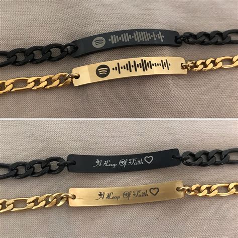 Pareja intercambiando pulseras grabadas