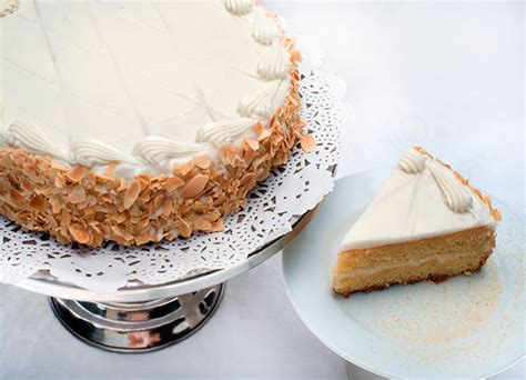 Pastel de almendra decorado con almendras fileteadas