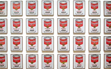 Latas de sopa Campbell's en una estantería