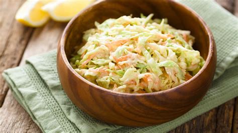 Plato terminado de ensalada Coleslaw fresca y colorida servida en un bol elegante