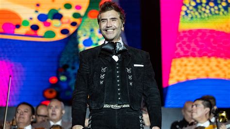 Alejandro Fernández con traje de mariachi en concierto