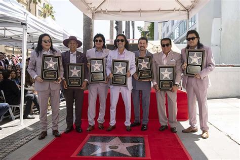 Alejandro Fernández recibiendo un premio o en el Paseo de la Fama