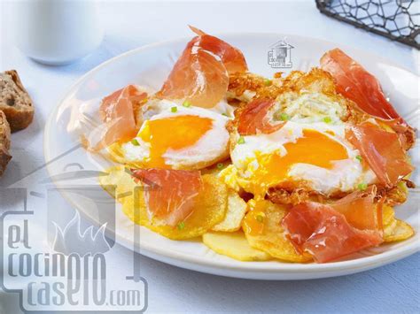 Infografía paso a paso para montar un plato de huevos rotos con base de patatas de bolsa y topping de jamón serrano