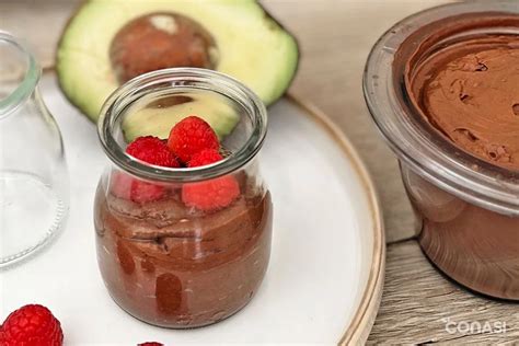 Fotografía de una mousse de chocolate y otra de mousse salada de aguacate
