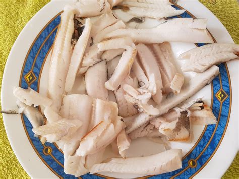 Secuencia de imágenes mostrando la preparación del pescado: desmenuzado y condimentado