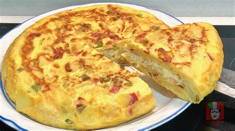 Fotografía de una tortilla de huevo fina y pálida en un sartén