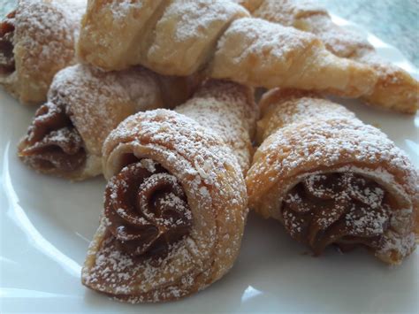 Cachitos rellenos de chocolate recién horneados