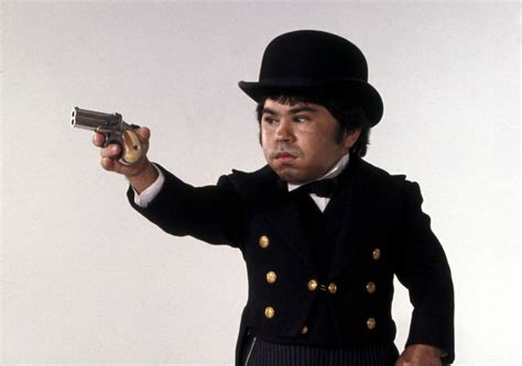 Hervé Villechaize como Nick Nack en la película de James Bond