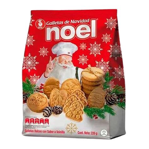 Fotografía profesional de una bolsa premium de galletas navideñas decoradas, dispuestas sobre un fondo rústico con especias naturales como canela y anís estrellado.