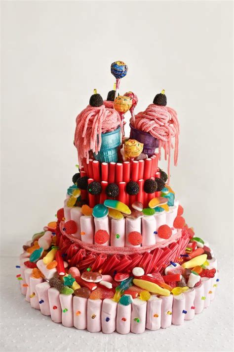 Ejemplo de una colorida tarta de chuches para una celebración.