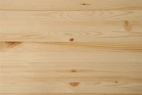Fotografía de diferentes tipos de madera de pino (bruto, cepillado, ranurado, tinglado)