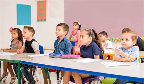 ilustracion de niños en un entorno escolar