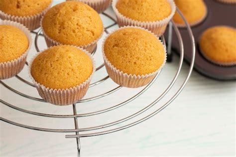 Imagen de los cupcakes de mojito recién horneados y enfriándose sobre una rejilla.