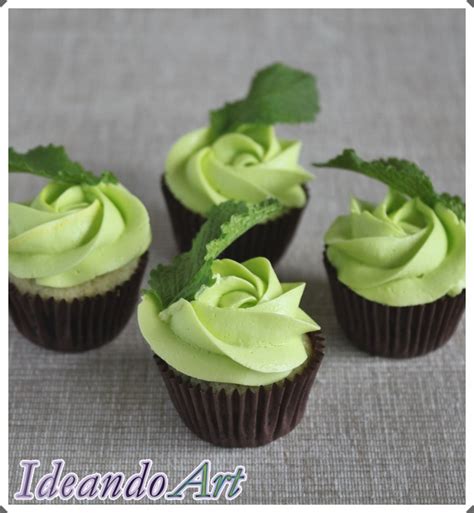 Imagen de cupcakes de mojito decorados con elementos de menta y lima.