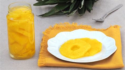 Frascos de piña en almíbar casera esterilizados y etiquetados